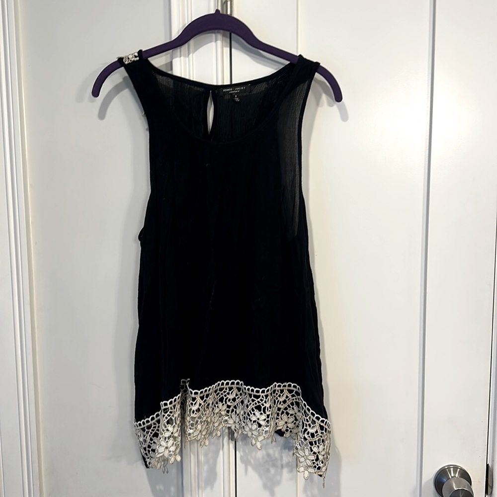 Beautiful lace detail Romeo couture and Juliet sleeveless top.